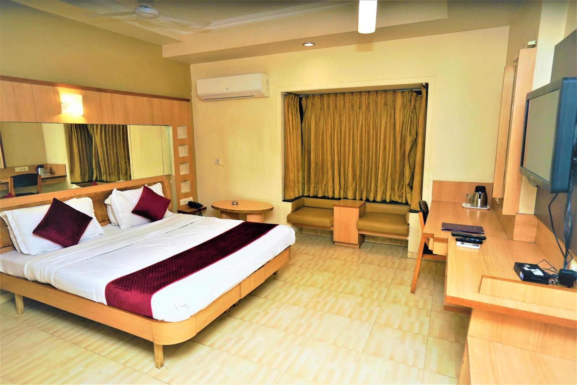 New Hotel Europa Inn Rajkot Exterior photo